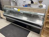 une vitrine en verre au milieu d'une cuisine