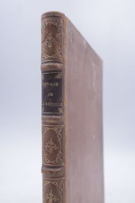 un vieux livre posé sur une table en bois