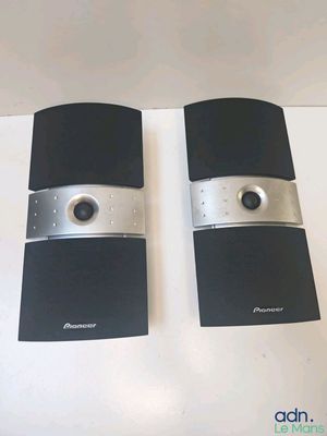 deux haut-parleurs posés sur une table