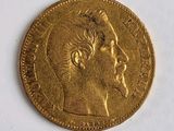 gros plan d'une pièce d'or sur laquelle figure le visage d'un homme