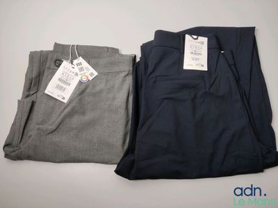 deux paires de pantalons pour homme avec leurs étiquettes encore attachées