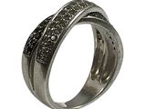 gros plan d'une bague sur fond blanc