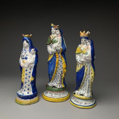 trois figurines représentant les trois rois d'Angleterre
