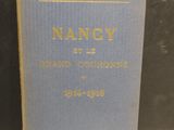 un vieux livre posé sur une table blanche, sur fond noir