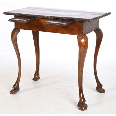l'image d'une table en bois sur laquelle se trouve un tiroir