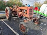 un tracteur garé sur un parking