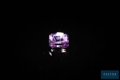 un diamant violet sur fond noir