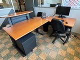 un bureau équipé d'un ordinateur et d'un moniteur