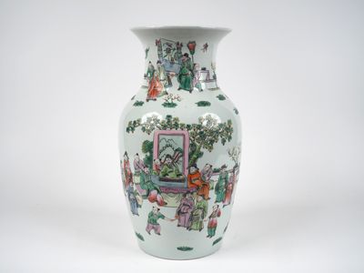 Chine, XXe siècle, Vase de forme baluste en porcelaine et ém…
