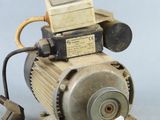 un petit moteur relié à un cordon d'alimentation
