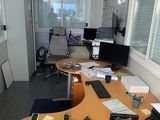 un bureau sur lequel se trouvent un ordinateur, un clavier, un écran et d'autres objets