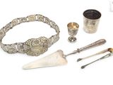une assiette en argent et des couverts en argent sur fond blanc