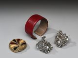 trois bijoux, à savoir un bracelet rigide, une bague et un bracelet