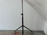 une image représentant un trépied sur lequel est posé un projecteur