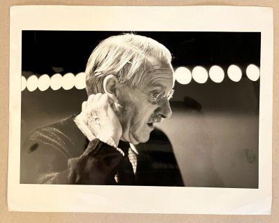 photographie en noir et blanc d'un vieil homme portant une écharpe autour du cou