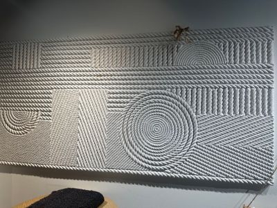 une photo d'un mur fait de cordes