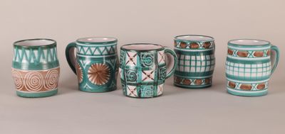 Plusieurs types de tasses sont alignées sur une table