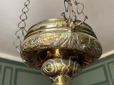 une grande lampe en métal suspendue au plafond d'une pièce