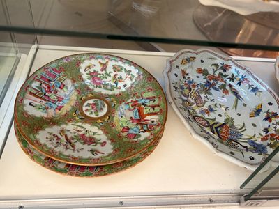 deux assiettes exposées dans une vitrine