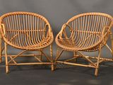 une paire de chaises vintage en bambou avec des assises tressées, sur fond gris