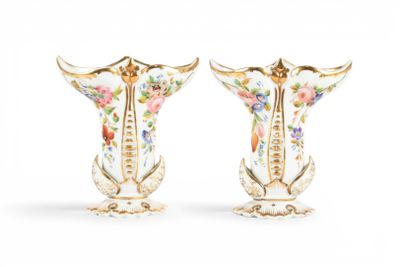 paire de vases anciens en porcelaine, ornés de motifs floraux sur fond blanc