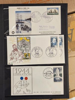 un dossier noir orné de timbres, posé sur une table