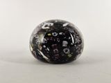 une boule en verre noire et blanche ornée de motifs noirs et blancs