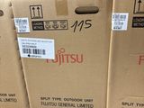 plusieurs cartons sont empilés les uns sur les autres dans un entrepôt
