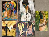 Des tableaux représentant un homme et une femme sont accrochés au mur.
