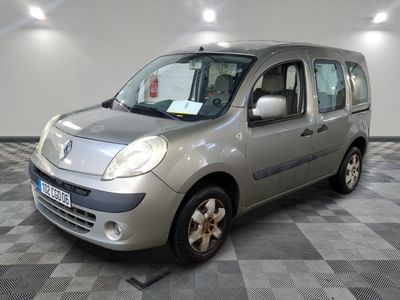 une photo d'une petite camionnette argentée garée dans un garage