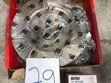 une boîte en carton entourée de plusieurs bandes de ruban adhésif