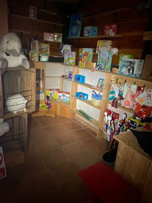 un ours en peluche posé sur une étagère dans un coin de la pièce