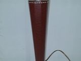 une lampe posée sur une table et munie d'un cordon