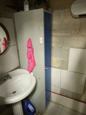 une salle de bain avec un lavabo et un miroir