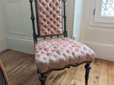 une chaise qui se trouve dans le coin d'une pièce