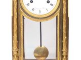 une horloge en or avec des chiffres romains