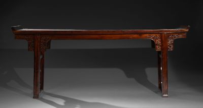 une photo d'une table en bois ornée de sculptures
