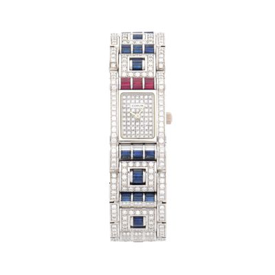 une image représentant une montre sertie de diamants et de saphirs sur fond blanc