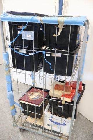 Lot de 7 caisses de livres en divers genres dont guide Michelin d...