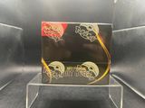 une boîte de chocolats exposée dans une vitrine