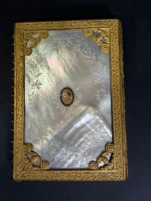 a picture of a gold frame with a picture in it