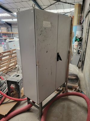 une photo d'une armoire métallique dans un entrepôt