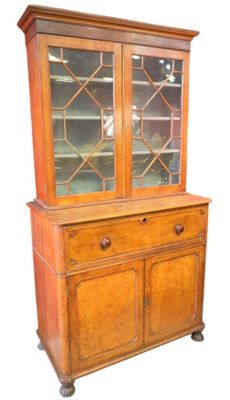 un vieux vaisselier en bois avec portes et tiroirs en verre