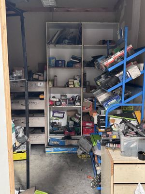une pièce encombrée et remplie d'outils
