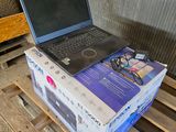 un ordinateur portable posé sur une boîte, elle-même posée sur une palette