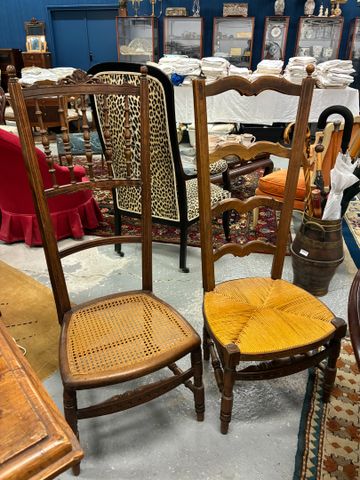 Deux chaises d’âtre, une assise paillée et une assise cannée.
