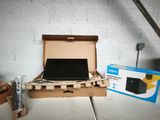 une boîte avec un ordinateur portable à l'intérieur sur une table