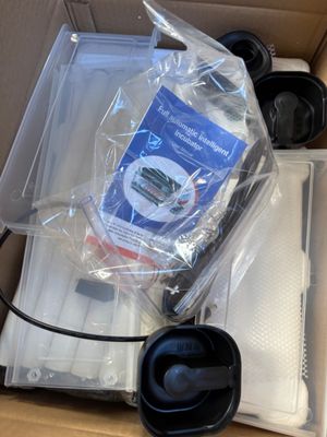 une boîte contenant un ordinateur portable et d'autres objets