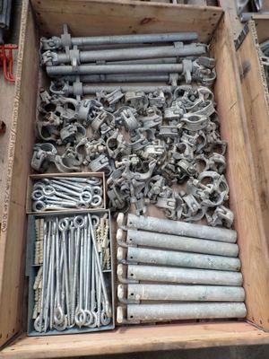 une boîte en bois remplie d'objets métalliques divers