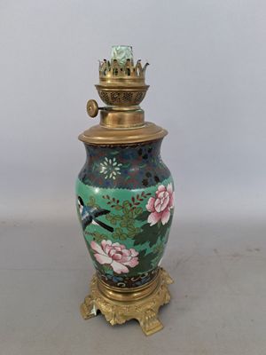 Lampe à pétrole en bronze cloisonné à décor polychrome de pivoines et  - Photo 1